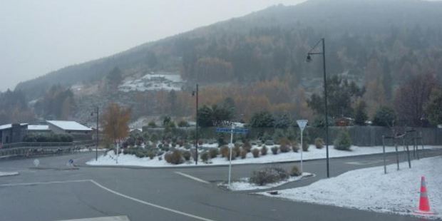 Arthurs Point residents woke up to a blanket of snow. Photo / Louise Scott, Otago Daily Times
