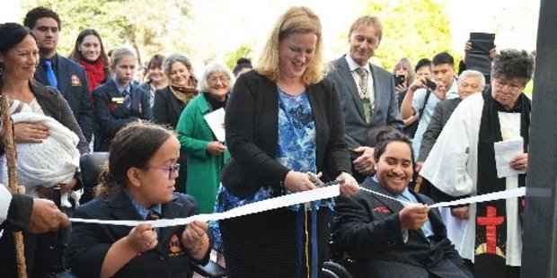 Associate Education Minister Louise Upston cutting the ribbon, with head students Aroha Lawrence and Te Kopa Kopa.