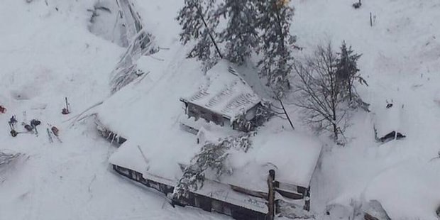 Watch Rescuers reach hotel after avalanche in Italy