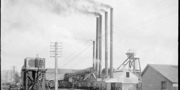 Ralph's Mine at Huntly. Photo / Price Collection, Alexander Turnbull Library, reference 1/2-001763-G.