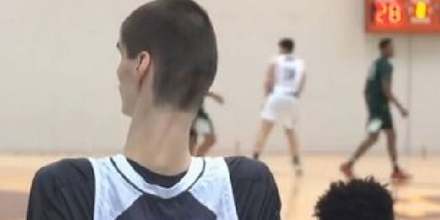 Robert Bobroczky towers over his teammates. Photo / Youtube