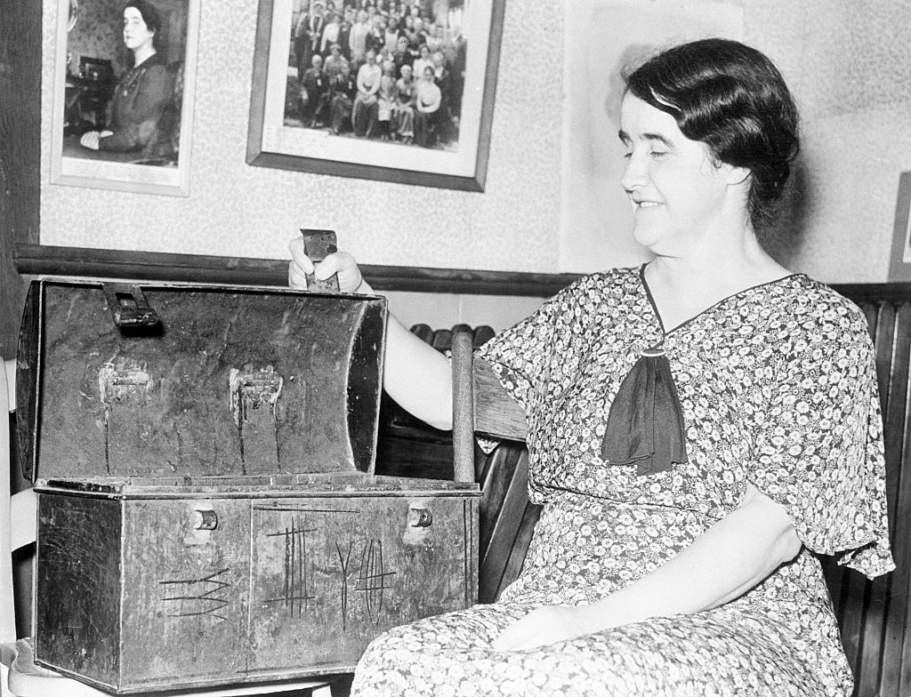Floy Cottrell, attendant at the Fox cottage in the 1930s, with the trunk of a murder victim. Photo / Getty Images