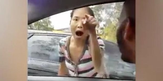Watch Woman bangs on car and racially attacks Muslim woman