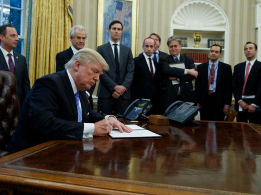 Photo of Donald Trump signing anti-abortion order angers