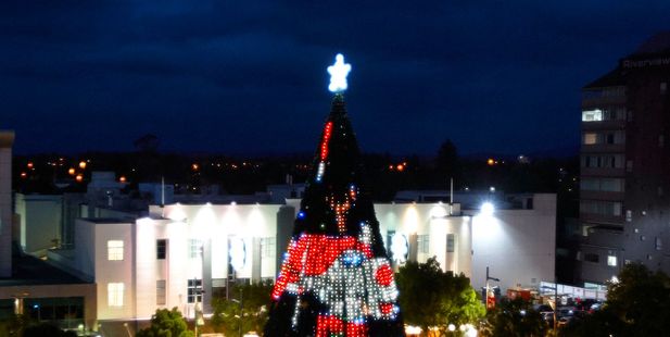 Lakeside community holds yearly tree-lighting ceremony Lakeside community holds yearly tree-lighting ceremony