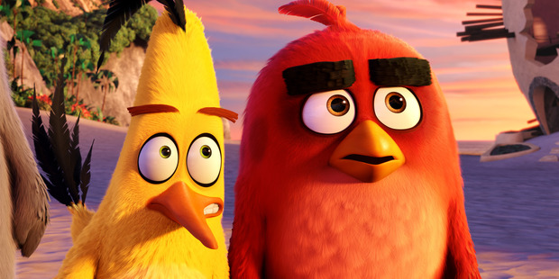 Chuck (Josh Gad) and Red (Jason Sudeikis) on the beach in Angry Birds.