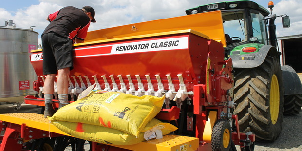 Duncan Renovator Classic seed drill has a dual box with an easy platform.