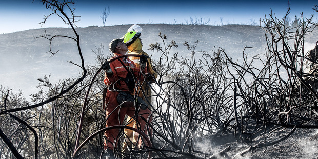 Fire fighters fight the blaze on the Port Hills Christchurch around Osterholts Road, Tai Tapu. pHOTO / Christchurch Star / Martin Hunter