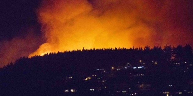 Christchurch fire forces 1000 people to flee their homes