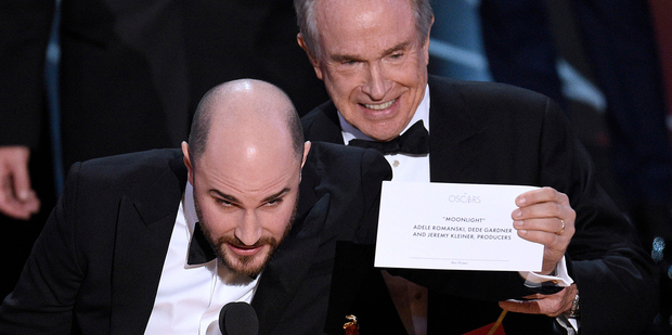 Jordan Horowitz, producer of La La Land, shows the envelope revealing Moonlight as the true winner of best picture at the Oscars, as Warren Beatty looks on. Photo/AP