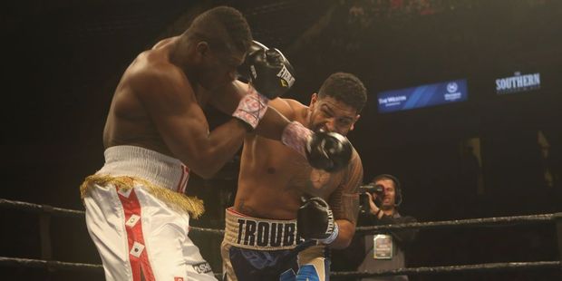 Izu Ugonoh (L) and Dominic Breazeale (R) trade blows in a fantastic heavyweight bout. Photo / Getty
