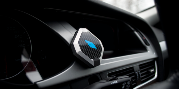 The Bluejay smart mount sits on your dashboard for easy access to connectivity.