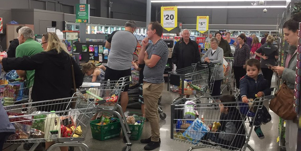 People stockpiling alcohol and food at a Tauranga supermarket. Photo/ Beck Vass, Twitter