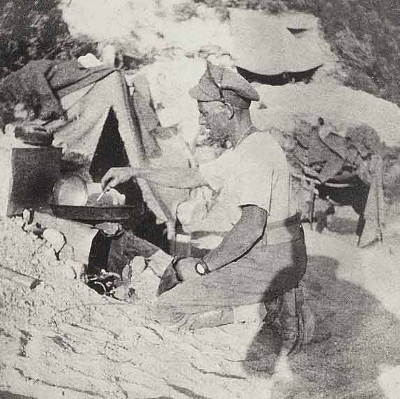 Despite the censored reports of official correspondent Malcolm Ross, the men could not always cook and the food was usually bully beef and biscuit or biscuit and bully beef. | Auckland War Memorial Museum, ALB338