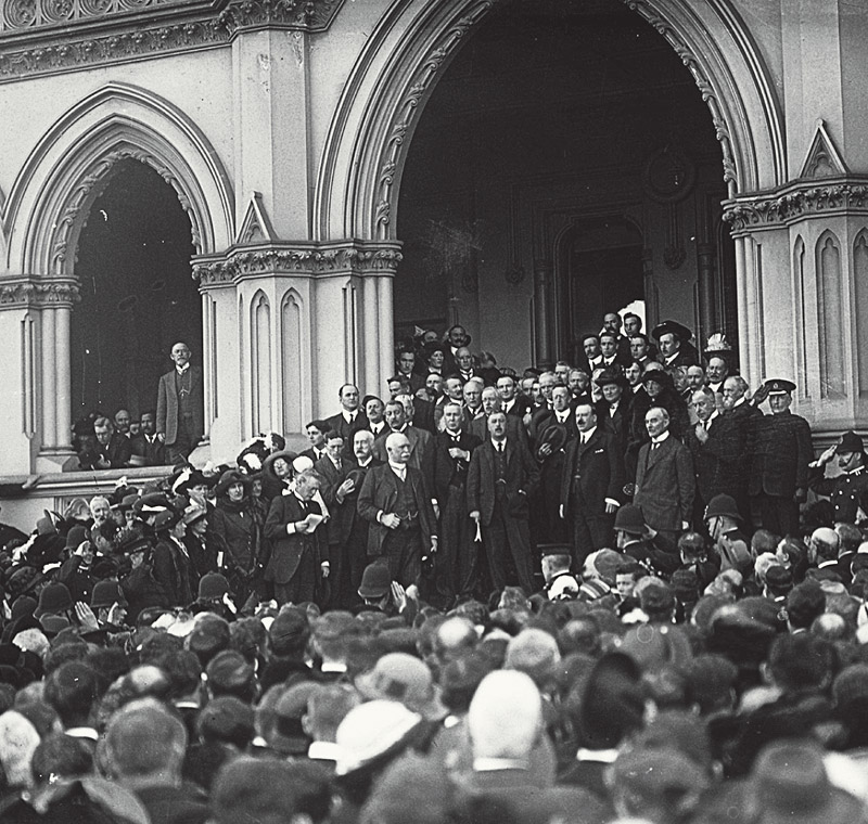 On the steps of Parliament, Prime Minister William Massey announces the Gallipoli landing. | Alexander Turnbull Library