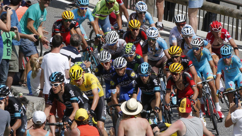 Tour de France risks 'tragic' incident after Chris Froome lashes out at spectator