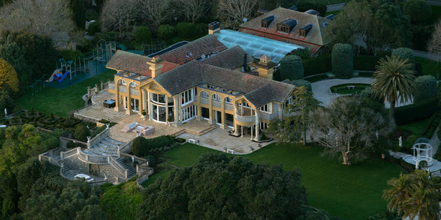 The clifftop mansion and grounds of New Zealand's richest man, billionaire businessman Graeme Hart, at 743 Riddell Rd in Glendowie. Photo / Brett Phibbs