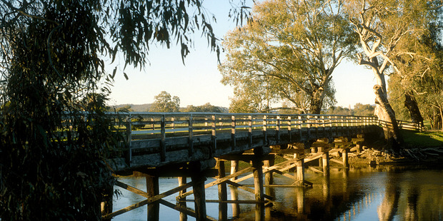 Bridge over the Murray River at Albury, NSW.